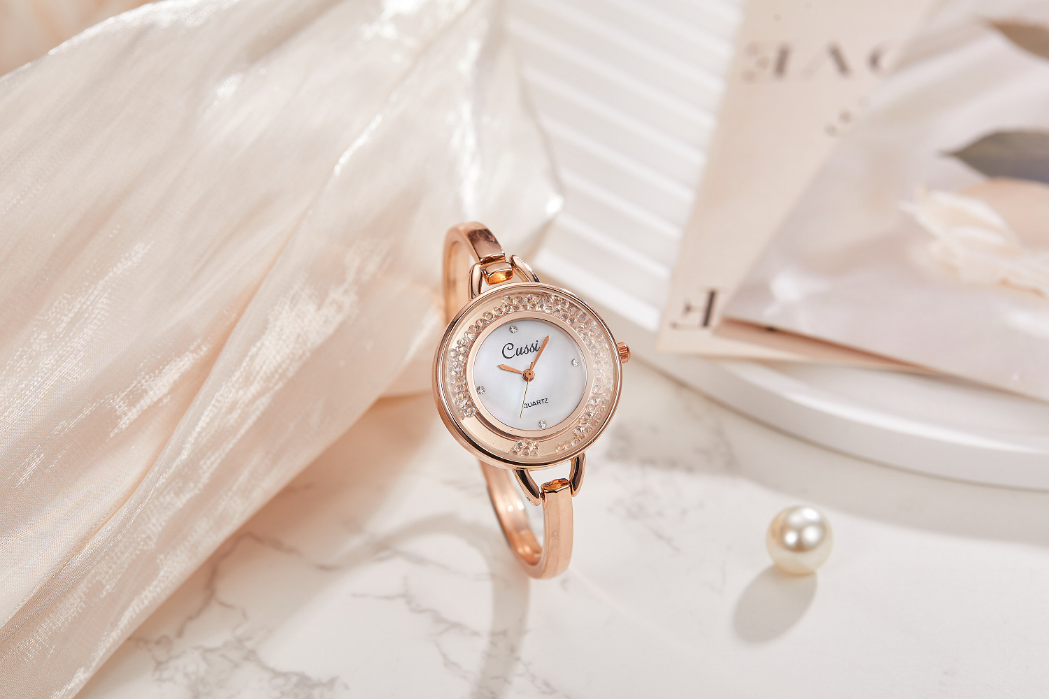 Orologio da donna elegante con bracciale traforato alla moda_voghion.com