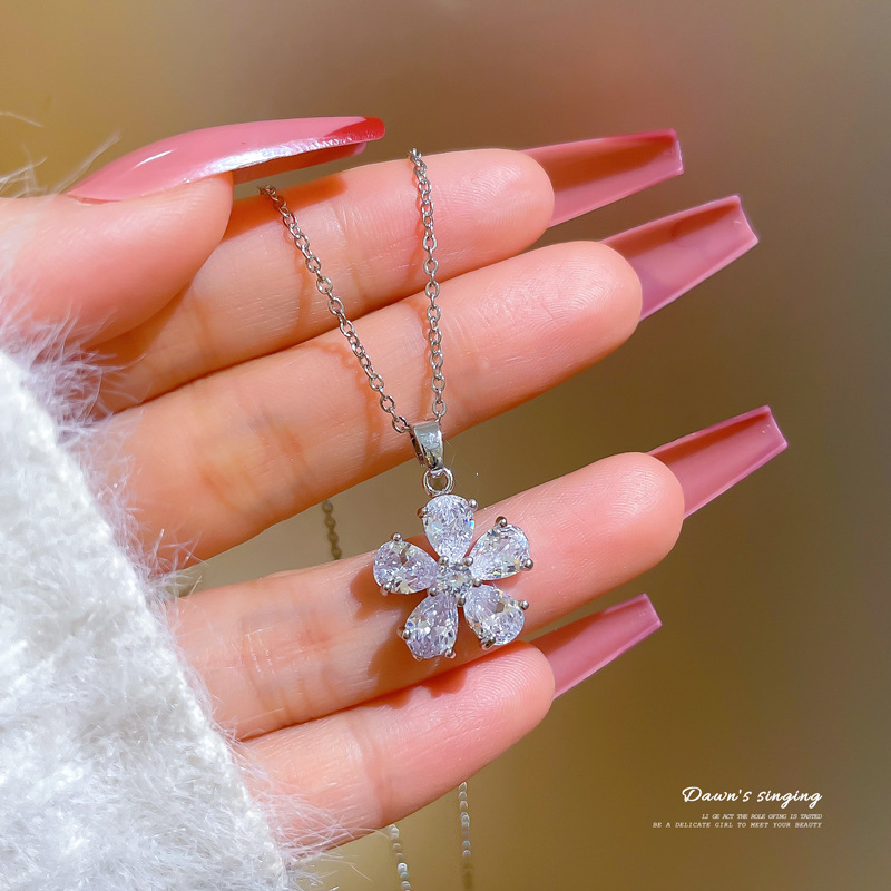 Titanium steel Five petal flower full diamond zircon necklace female simple clavicle chainpicture1
