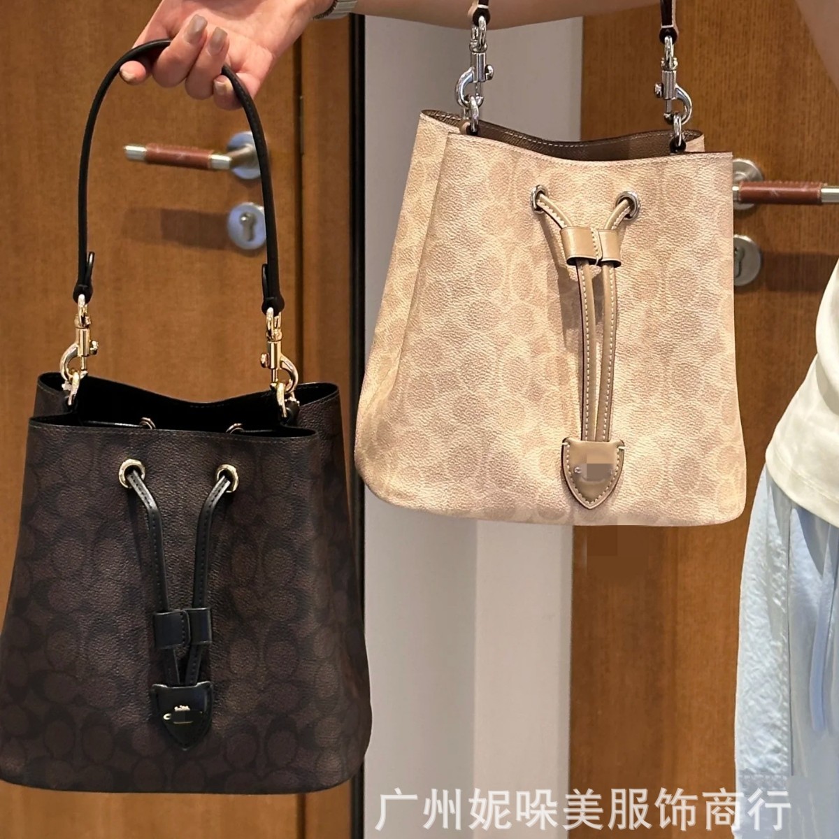 C의 새로운 rowan22 버킷백에는 카드홀더가 함께 제공됩니다. 가벼운 럭셔리와 고급스러운 인기 모델 휴대용 숄더 크로스바디 여성용 가방