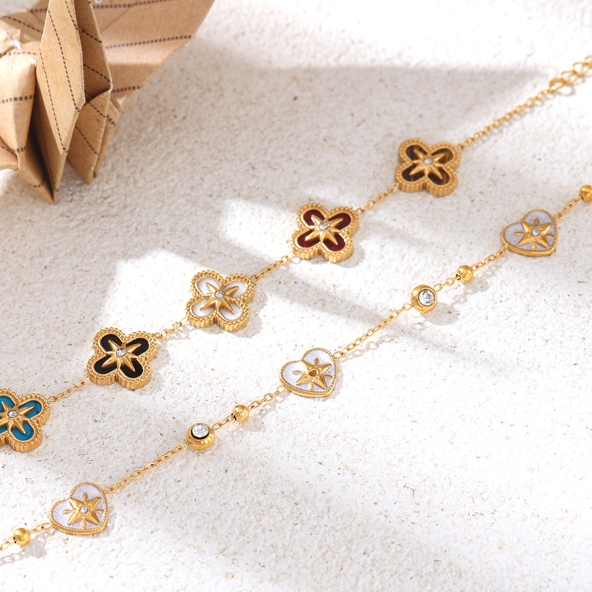 TENA Europa y los Estados Unidos pulsera de acero inoxidable lujo ligero nicho flores de cuatro hojas amor pulsera de acero de titanio para mujeres no desvanecerse