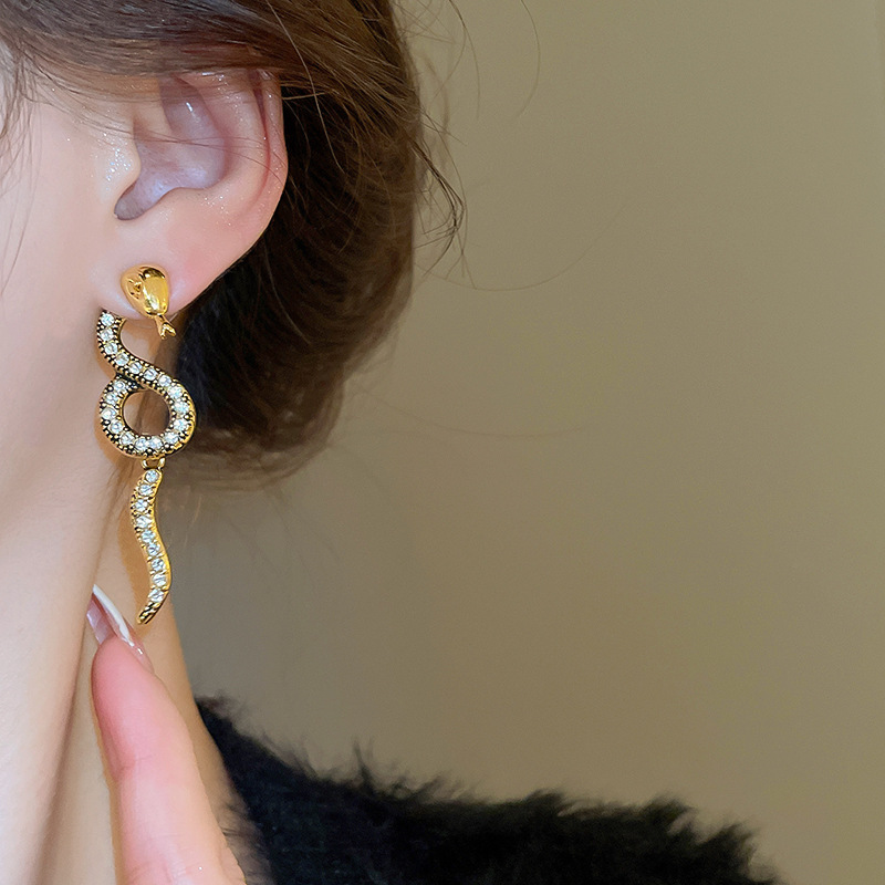 Boucles d'oreilles à tige en serpentine torsadée sertie de diamants pour la personnalité et le design des femmes_voghion.com