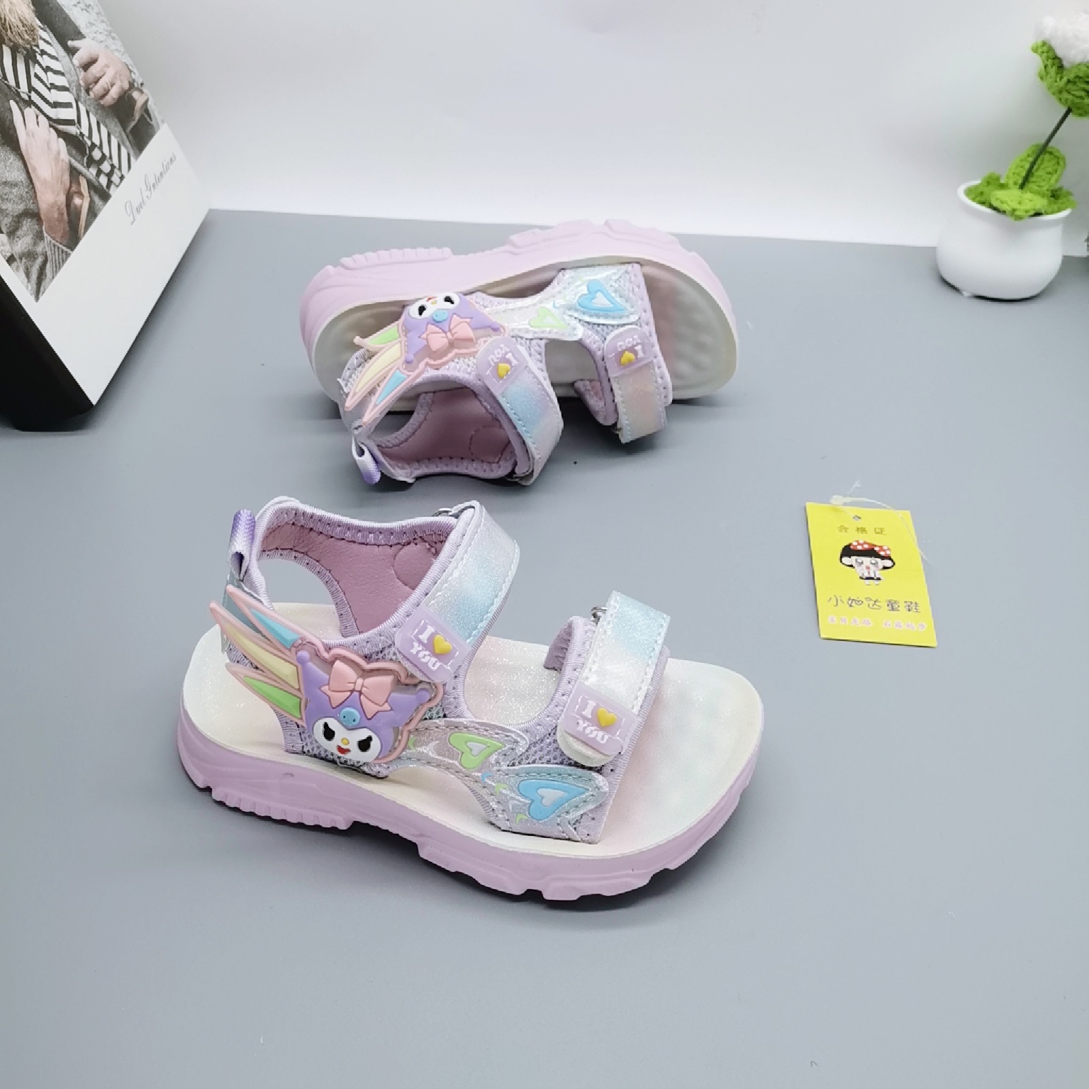 Sandalias para niñas estilo de verano 2025 estilo caliente zapatos de playa para niños zapatos de verano nuevos zapatos para niñas zapatos de princesa de estilo occidental