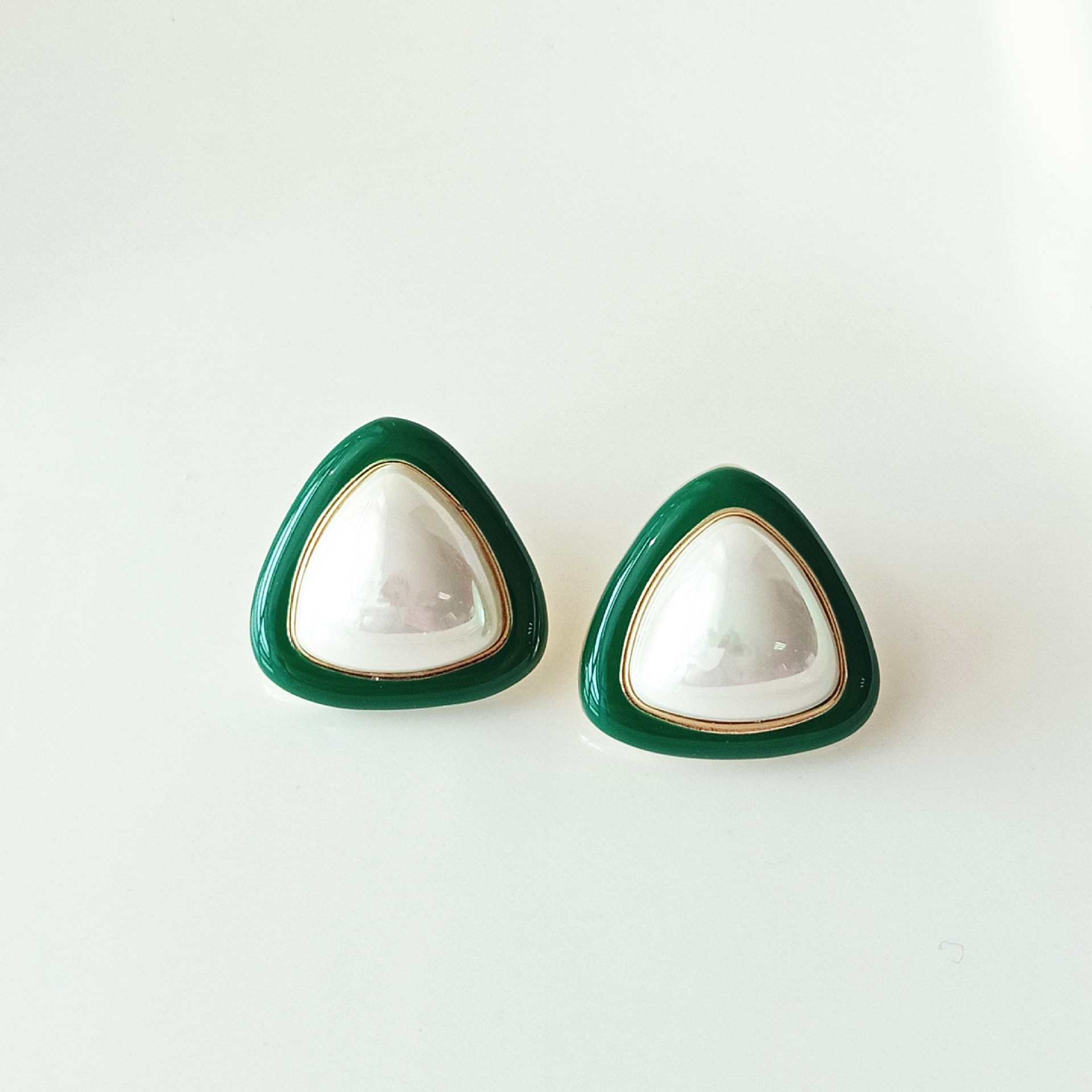 Simple Style Heart Shape Alloy Inlay Pearl Ear Studs 1 Pair display picture 4