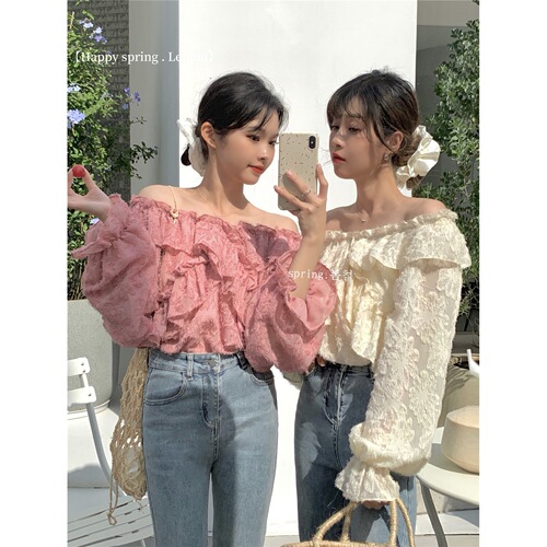 Designer ruffled-shoulder off-shoulder top for women—spring/summer new arrival, loose-fit, niche-style, figure-flattering long-sleeved shirt.