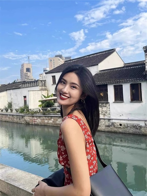 赤いレトロな花のストラップのワンピースの女性の夏の新型のお茶は純粋な欲のフランスの気質のvネックの香港風のショートスカートです。|undefined