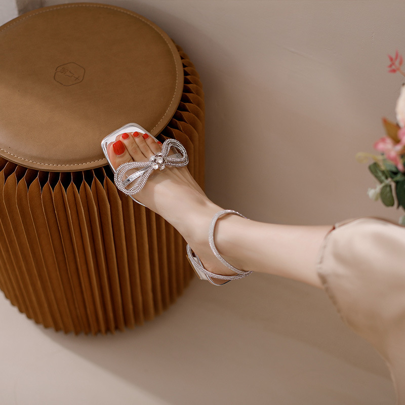 2022 verano nuevo dulce diamante arco sandalias hadas viento plateado transparente botón sandalias de tacón grueso para mujeres