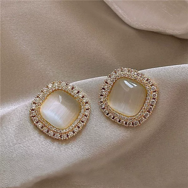 Golden square earrings, cat's eye