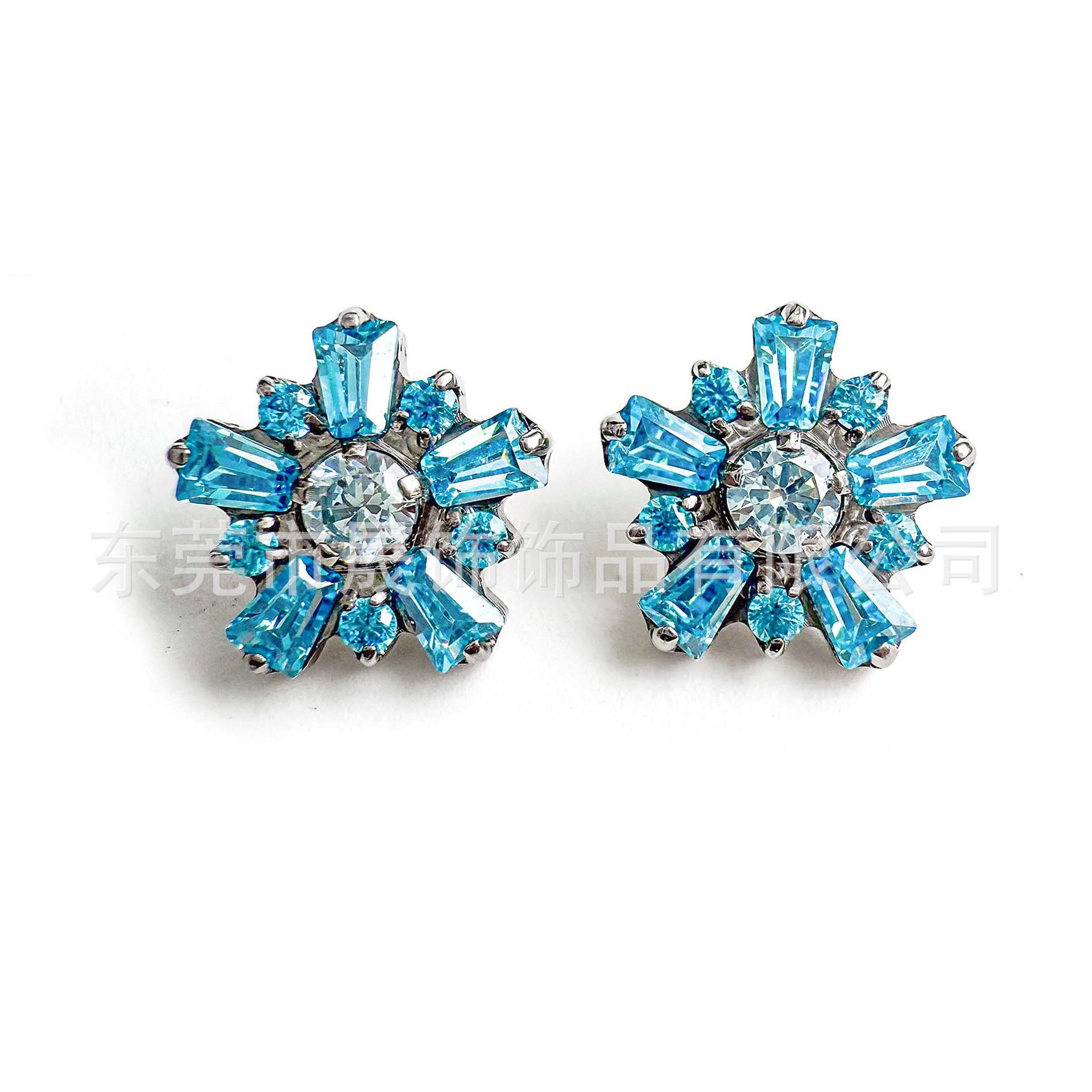 F136 Titanium Ear Stud 渐变雪 Flower 包 Studded Cubic Zirconia Helix Cartilage Stud G23 Implant Grade Titanium Internal Thread Labret Stud Piercing Jewelry