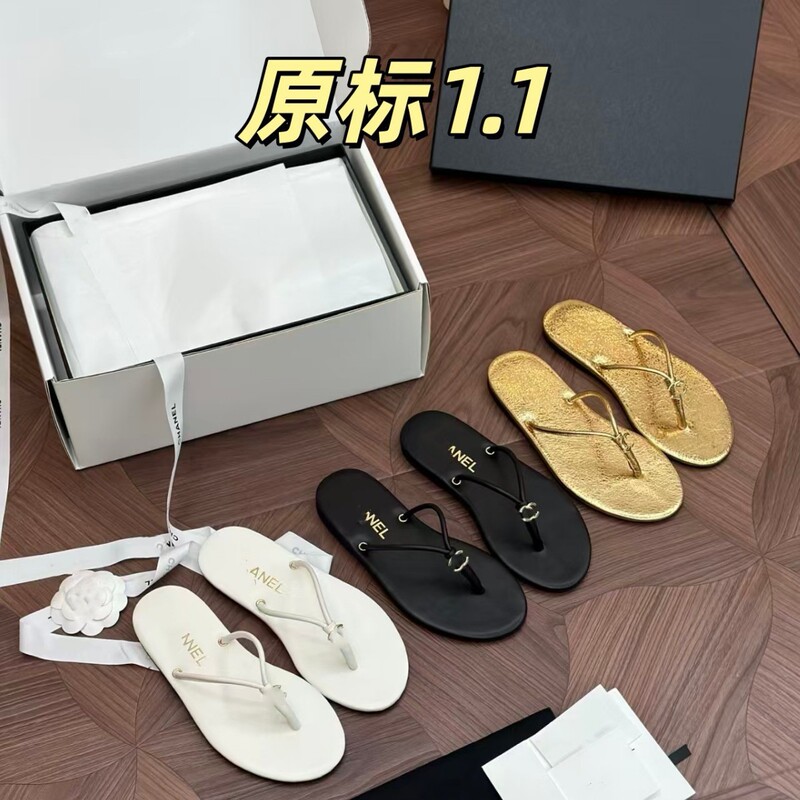 Xiaoxiang 2026 Summer New C Brand Flat Flip-Flops, Popular Metal Soft-Soled Outdoor Beach Flip-Flops