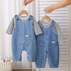 赤ちゃんのデニムのスーツの背もたれのズボンの春と秋の服の新生児は服のファッションの男女の赤ちゃんの服の秋の服に登ります。