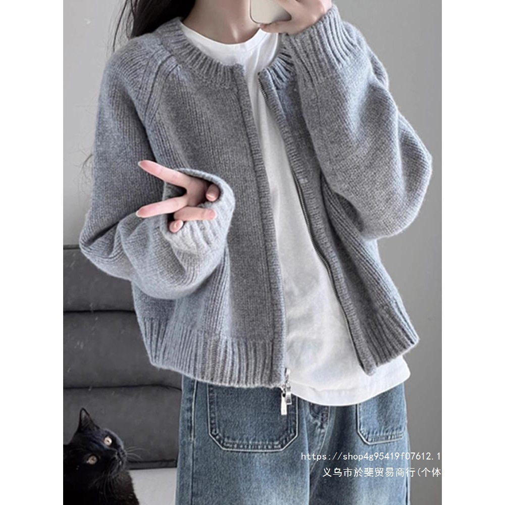 Japanese retro style gray zip-up short sweater cardigan for women, new autumn and winter style, relaxed and loose knitted top.