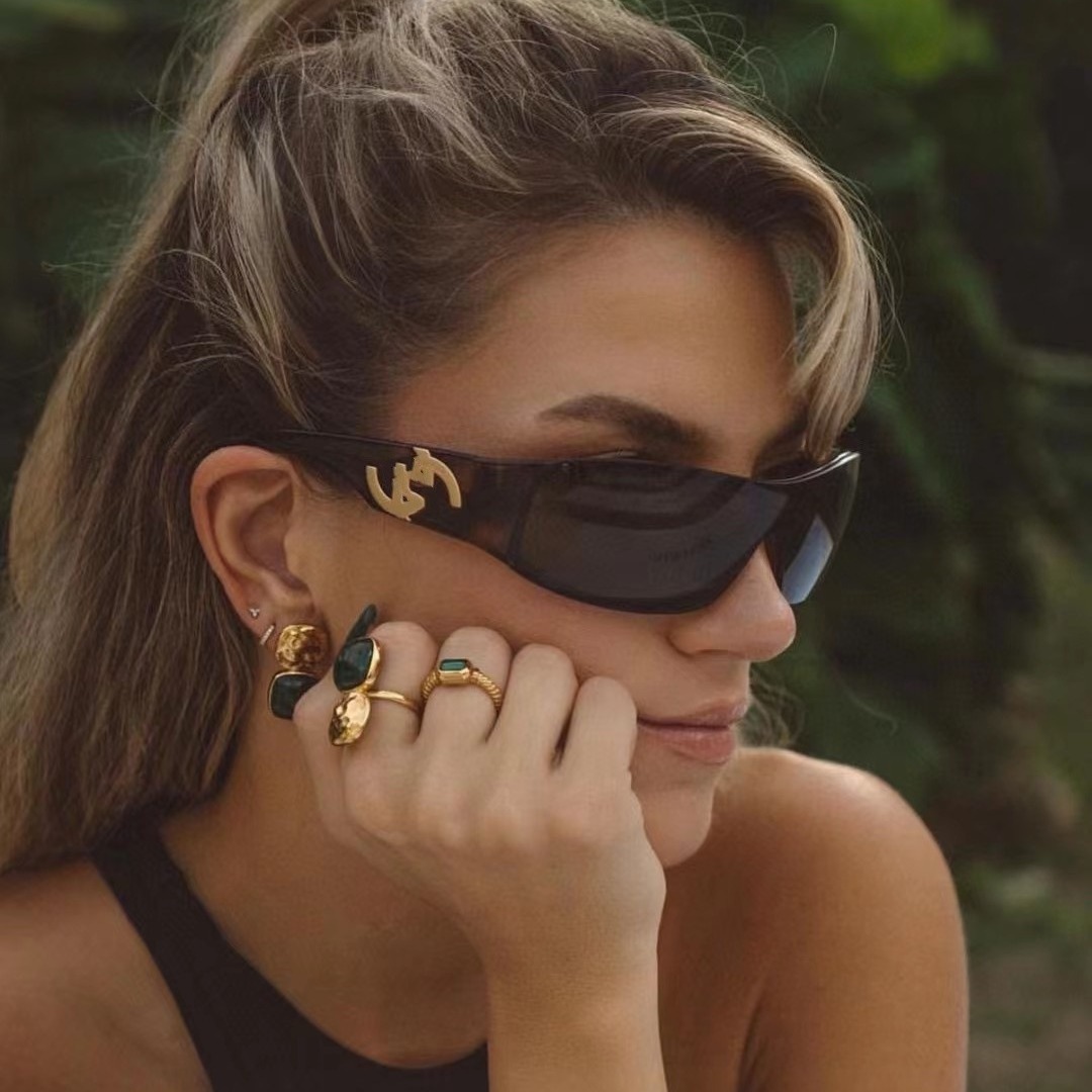 Fashionable brand sunglasses