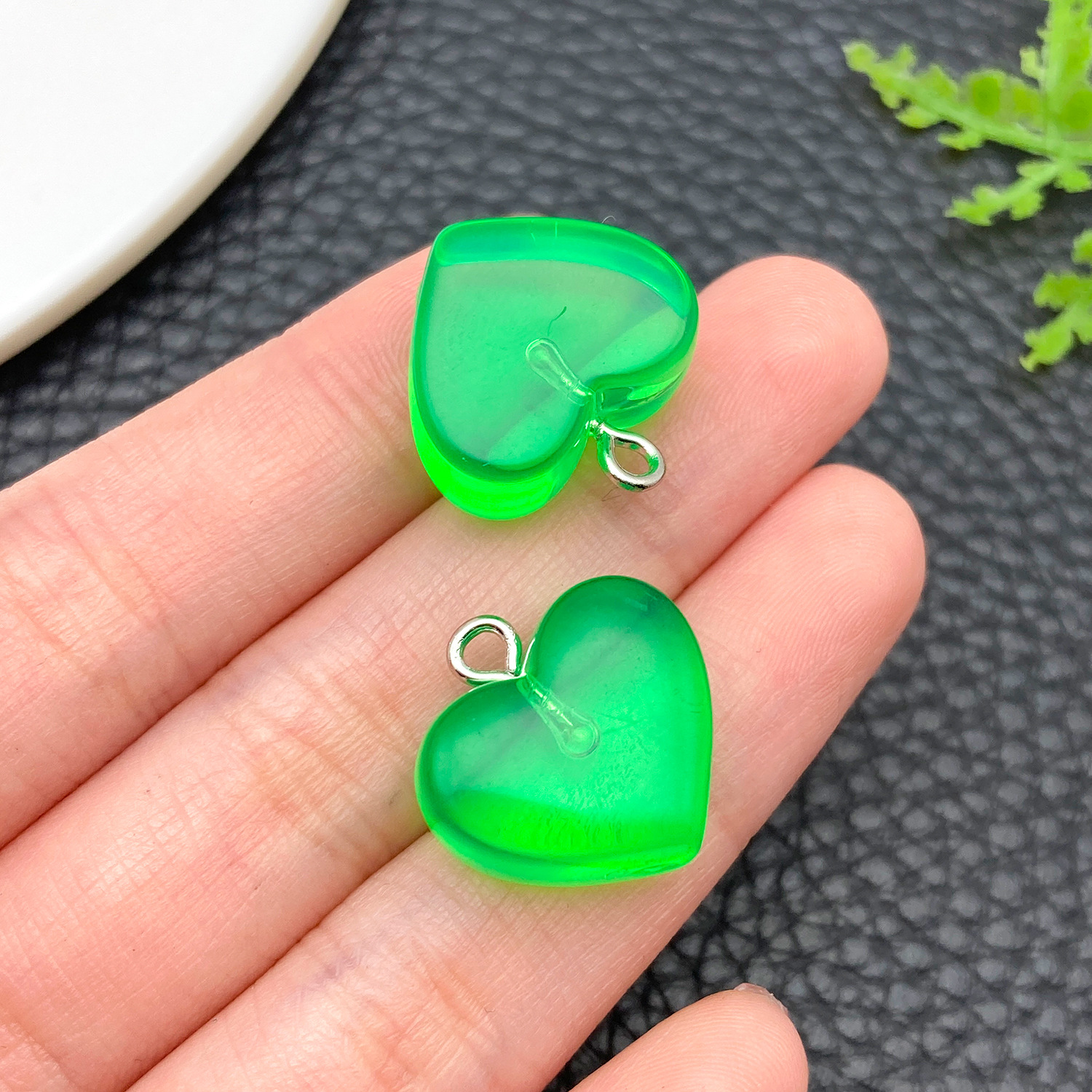 23869-H-透明草绿色亚克力桃爱心17x17.5x10m