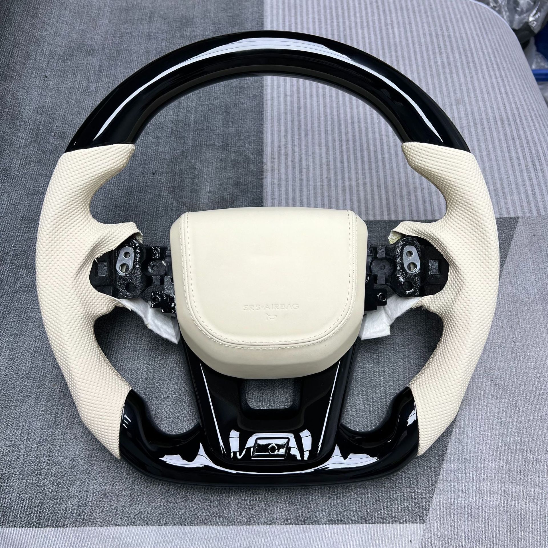 Carbon Fiber Steering Wheel Modification Suitable for Toyota Lc300, All Series Car Steering Wheels Can Be Customized for Order Processing