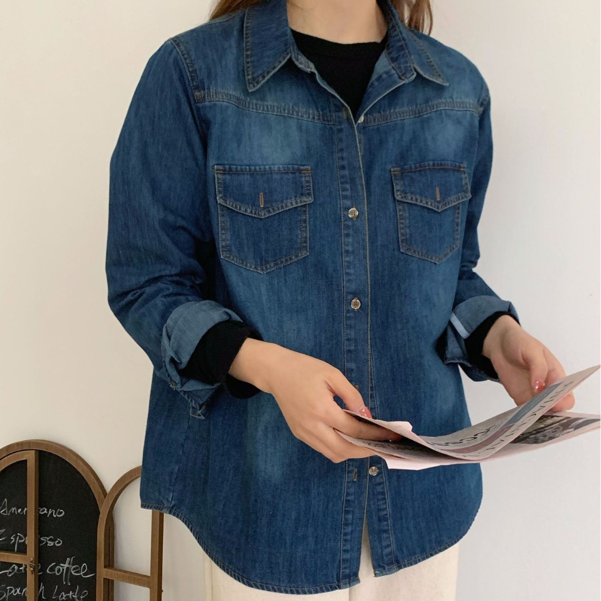 Retro denim shirt, 2023 autumn/winter new style, stylish lapel shirt design, casual layering, top for women