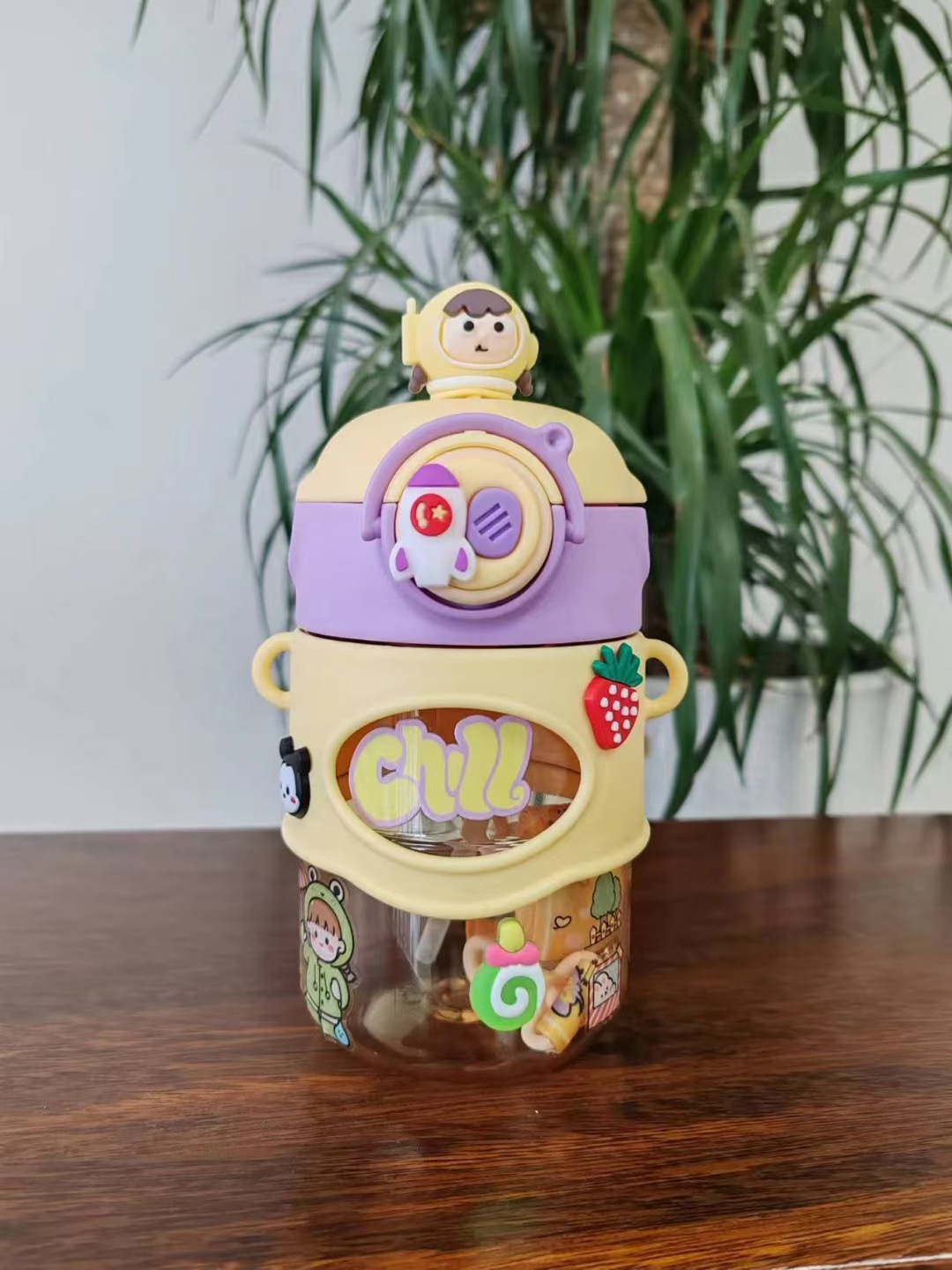 Taza de agua de plástico para niños con diseño planetas y astronautas, taza con pajita de dibujos animados de alto valor facial, venta directa de fábrica en línea.