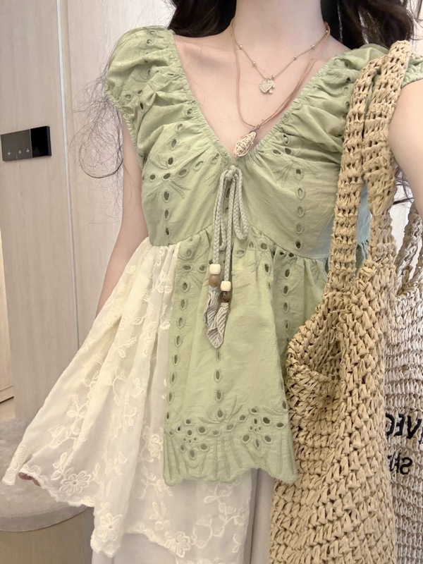 DOLL原创~白茶青提~度假森系撞色拼接上衣女设计感v领系带短袖|undefined