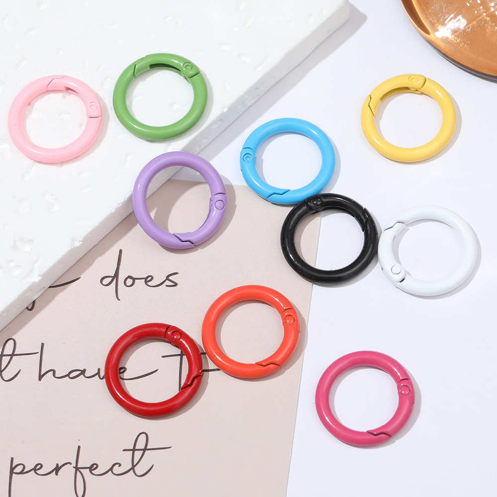 Suministro directo de fábrica macron multi-color pintura anillo de resorte de aleación anillo abierto redondo pequeña hebilla redonda accesorios de joyería al por mayor