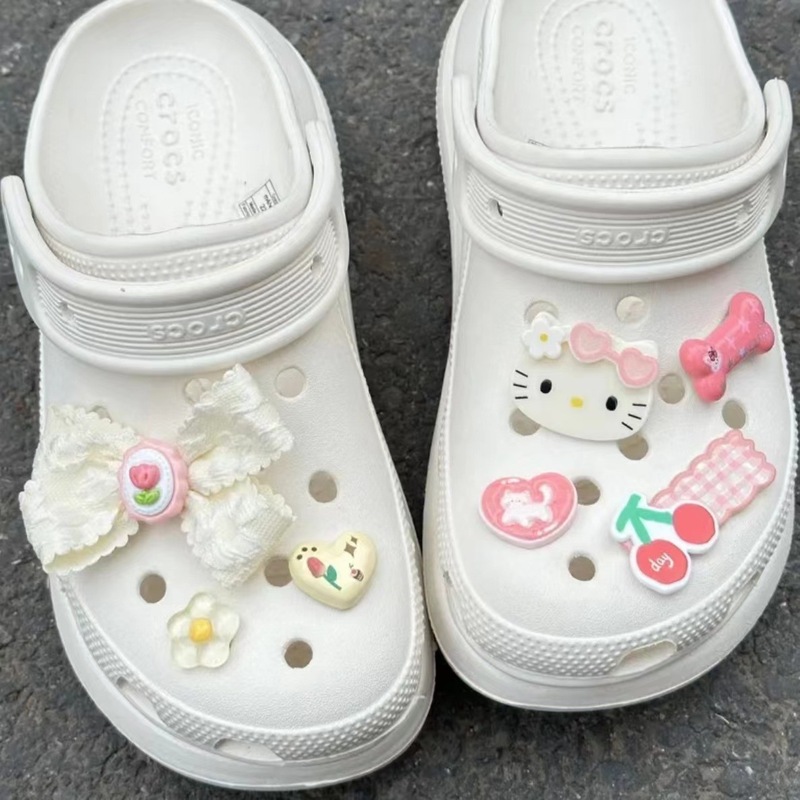 赤いリンゴの穴の靴のボタンをかじって、かわいい食べ物とボタンの靴の花の靴の表面を取り外して卸売りを飾ります。|undefined