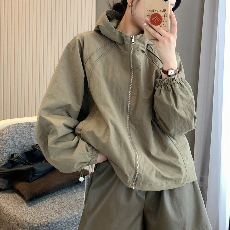 早秋の新型カジュアルな組み合わせのショートタイプの高さと軽薄な速乾の帽子のコートのジャケットの上着の婦人服|undefined