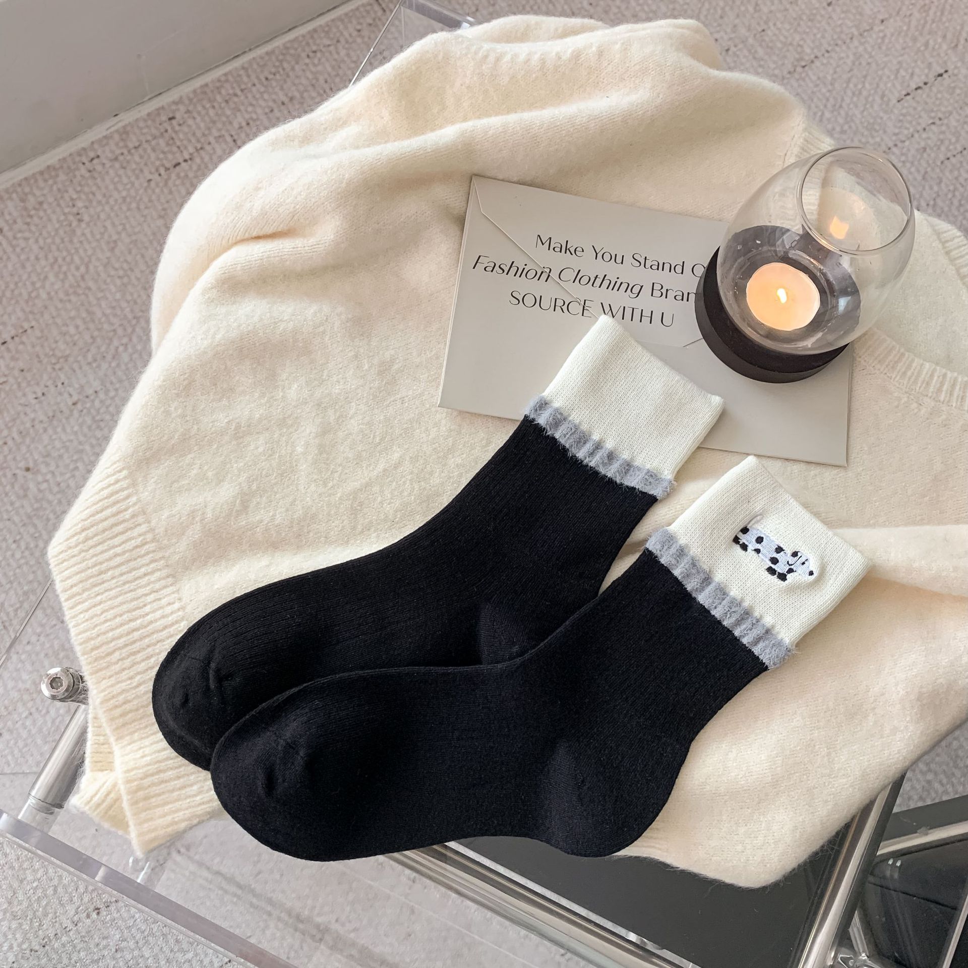 Calcetines de invierno con diseño de perro salchicha, combinación de colores, cálidos y con borde de felpa.