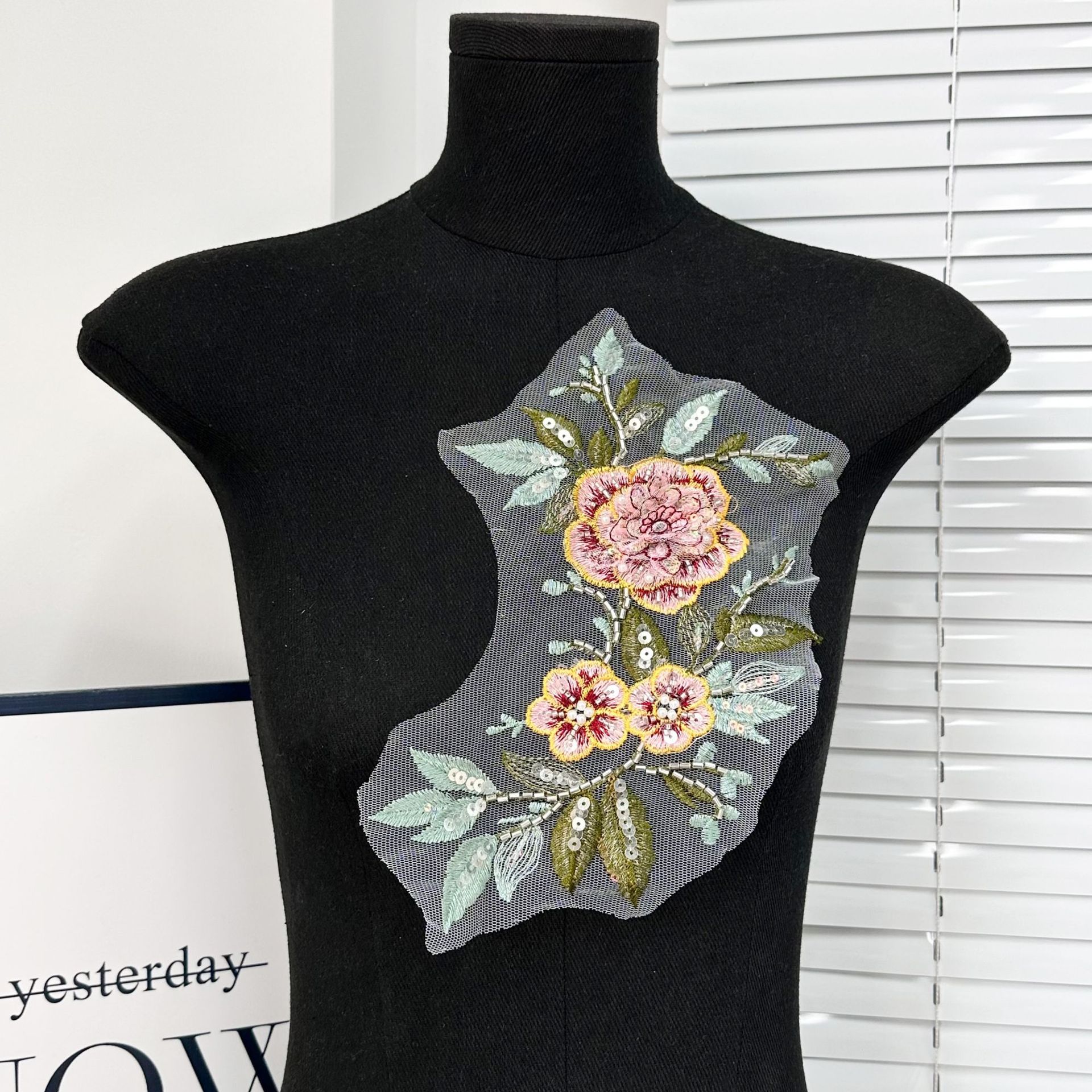Requisitos 3D sequinilla bordado floral malla decal ropa DIY accesorios vestido collar pecho bordado parche