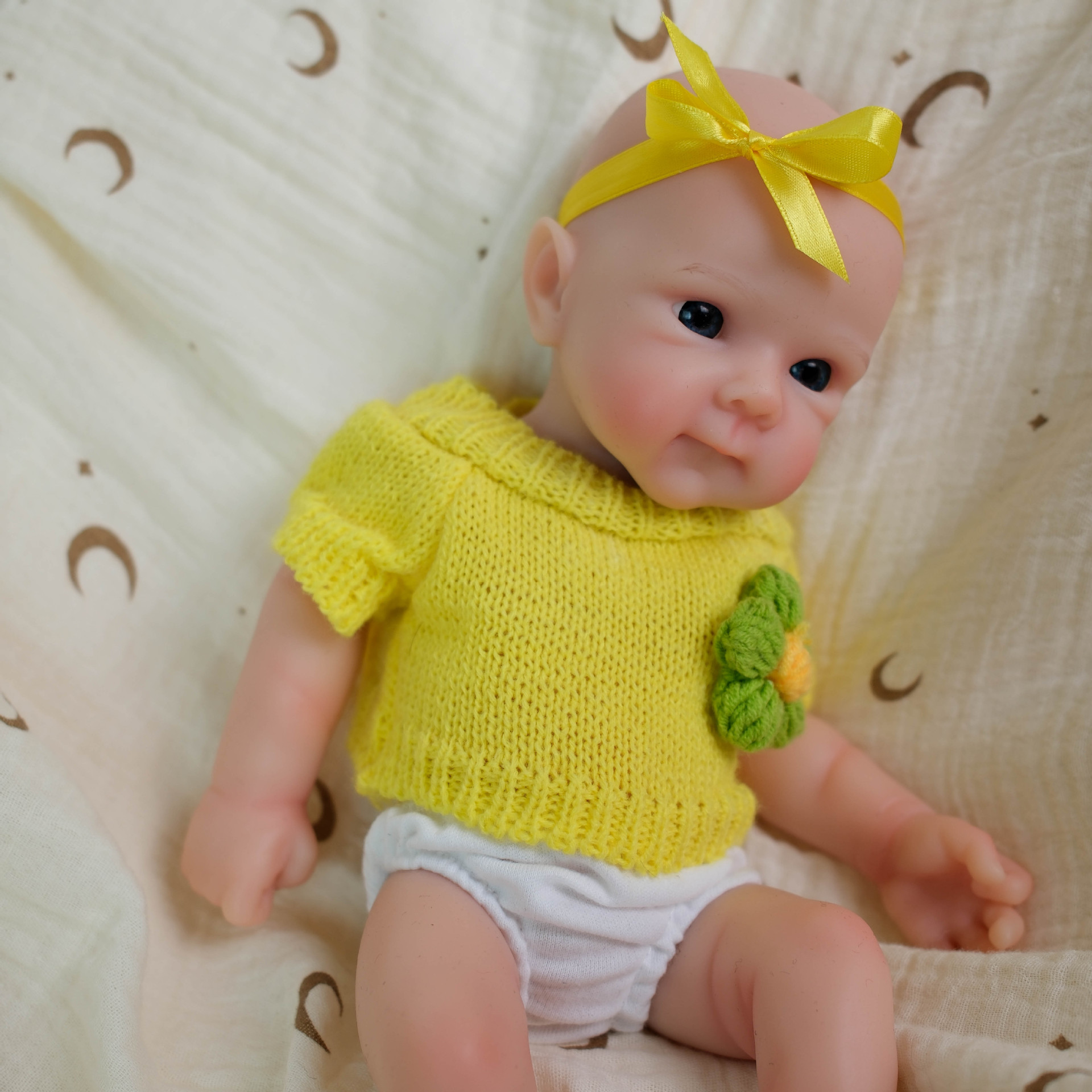 12 pulgadas Q Bullet sólido de silicona manga corta suéter amarillo muñeca de simulación, regalo de Navidad de silicona sólida para niños