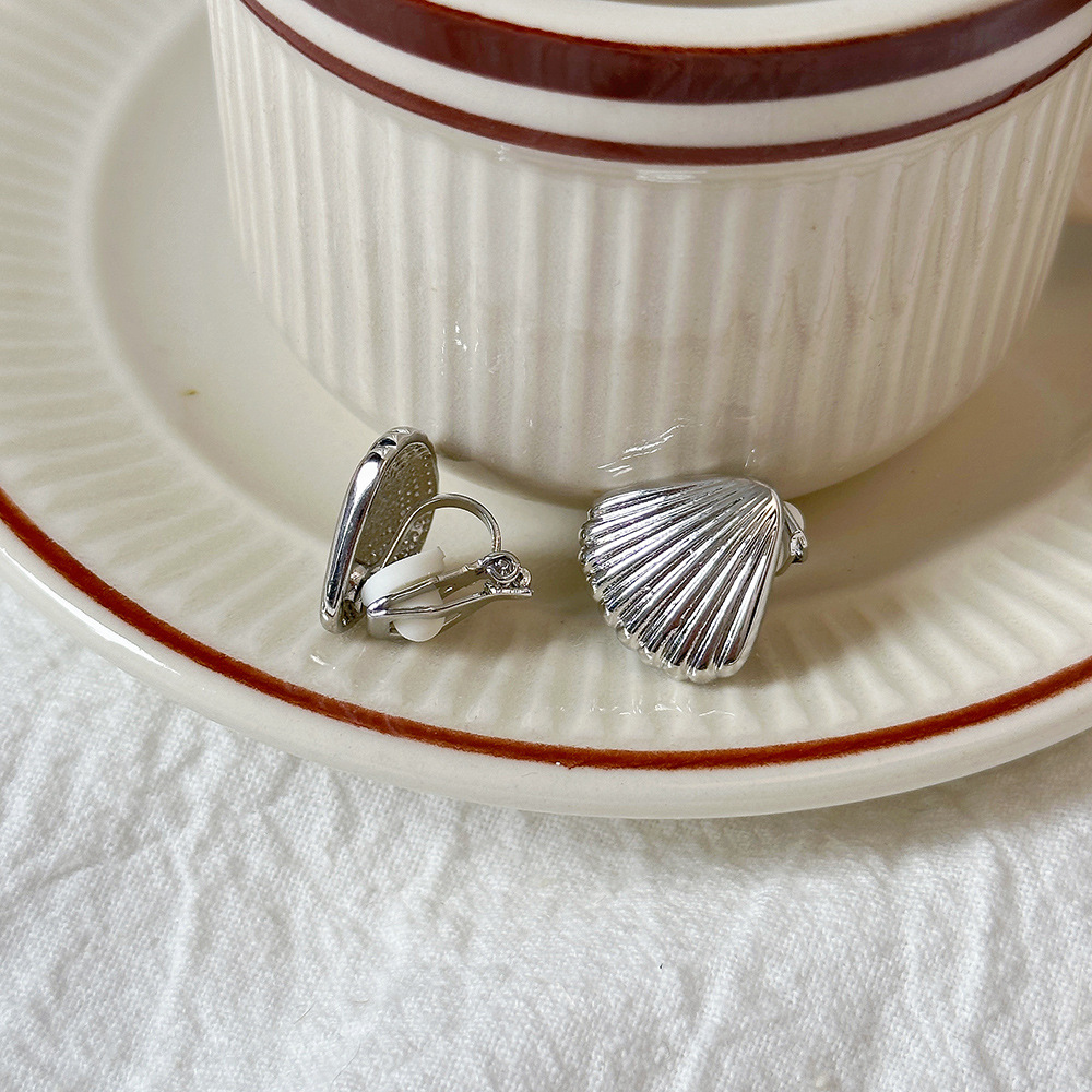 Versión coreana del clip para la oreja sin orejas de la celebridad de Internet clip para la oreja triangular con incrustaciones de diamantes de alta calidad Pendientes de Yiwu de temperamento simple femenino al por mayor