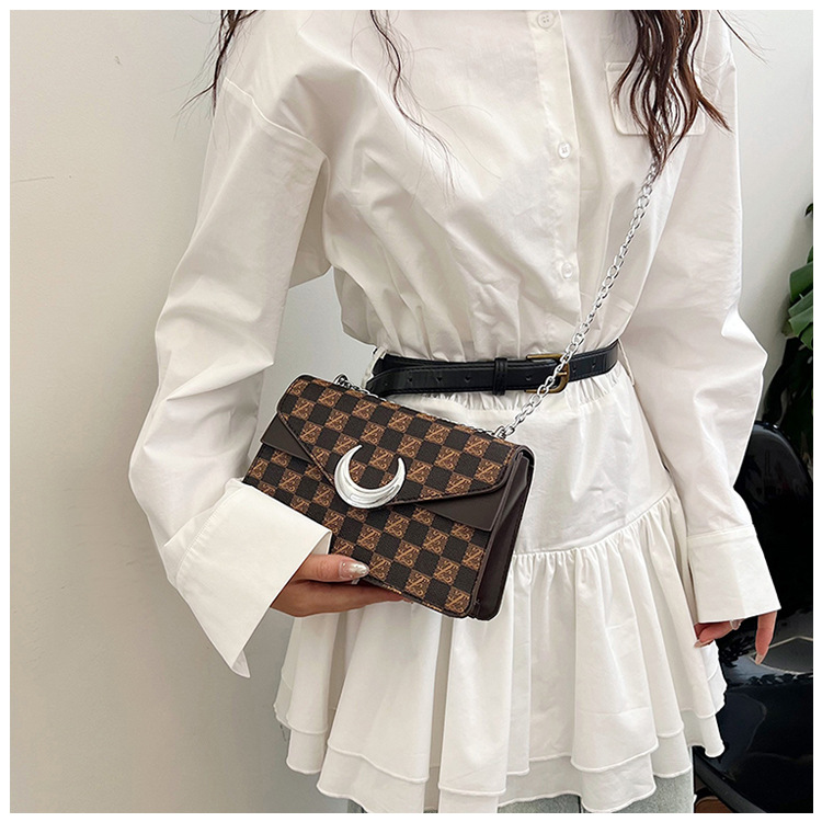 Korean version armpit small square 2024 new texture fashionable letter printed handbag personalized single shoulder_voghion.com