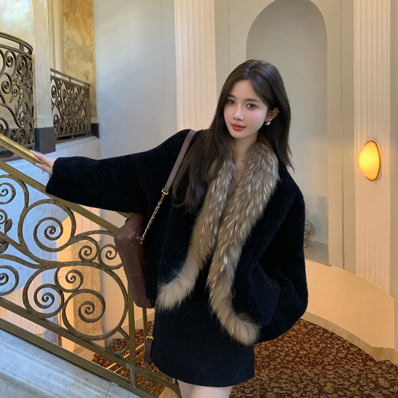 Lmomo Noble Lady Alpha Sheepskin Fur Integrated Lazy Fur Coat with Raccoon Fur for Women, New Winter Style