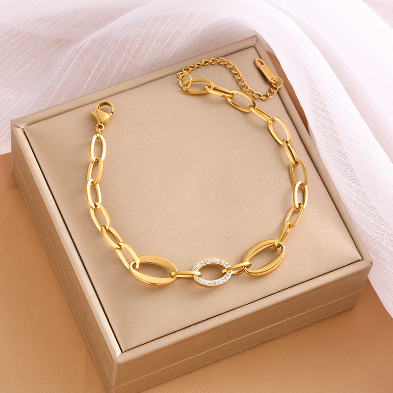 Pulsera de trébol de acero titanium vendedora caliente transfronteriza europea y americana con incrustaciones de concha pulsera colgante pulsera de diseño avanzado sin desvanecimiento al por mayor