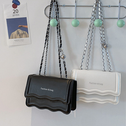 This year's trendy minimalist temperament small handbag for women 2024 early autumn new versatile Insta crossbody bag small square bag