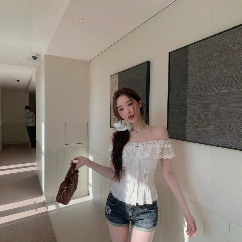 French-Style Lace-Trimmed White Shirt for Women, Two-Way Wear, Off-Shoulder Design, Unique Waist-Cinching Short Top, Beautiful and Distinctive Blouse French-Style Lace-Trimmed White Shirt for Women, Two-Way Wear, Off-Shoulder Design, Unique Waist-Cinching Short Top, Beautiful and Distinctive Blouse