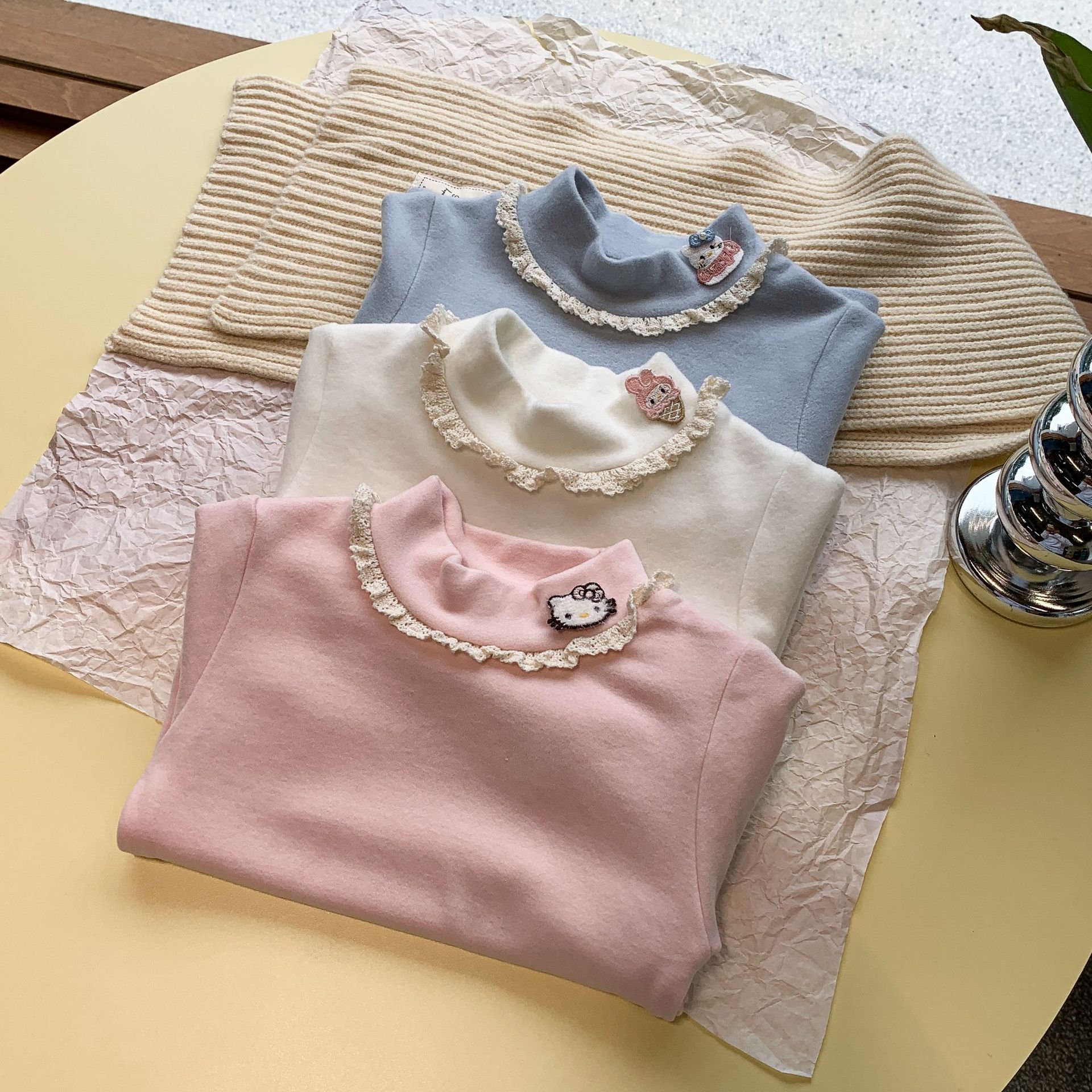 Sugar Pear ropa infantil de niñas camisa de fondo de cuello alto ropa de invierno gruesa 2025 nueva chaqueta de aire extranjero ropa de bebé de niña