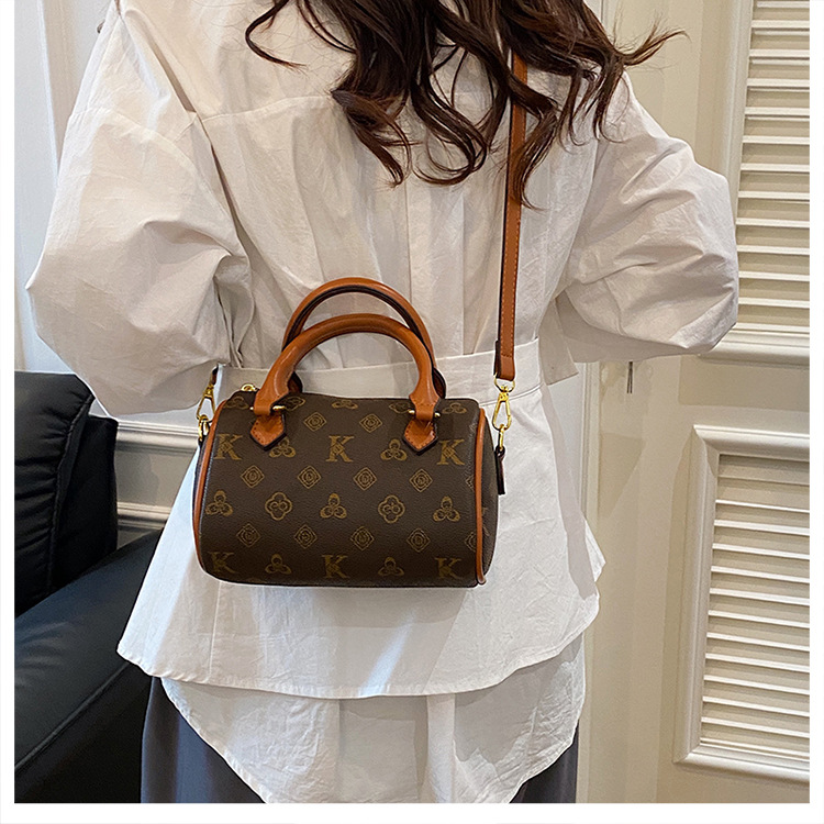 Neue Boston Pillow Bag für Damen, klassischer Stil, florale Einzelschulter-Handtasche für Senioren, weiches Leder, kleine quadratische Tasche für den täglichen Gebrauch. – Detail 11