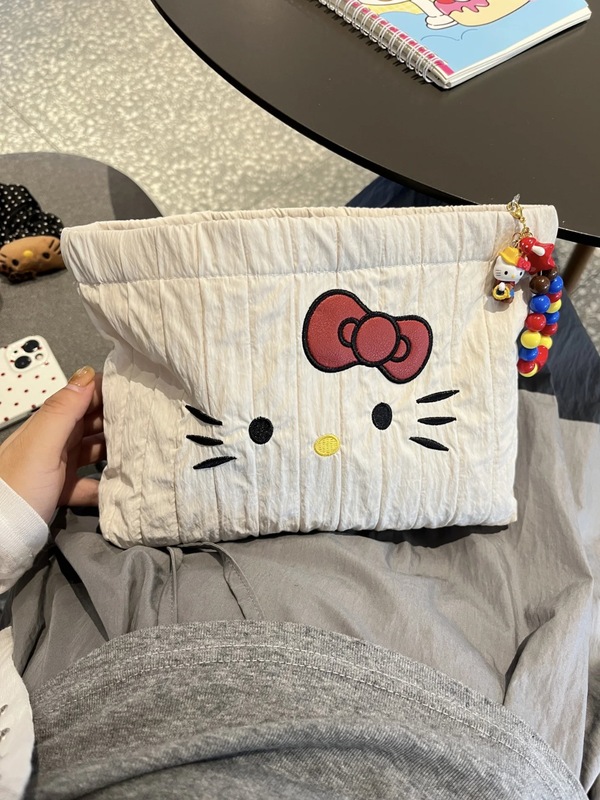 新しいオリジナル刺繍キティ収納バッグ、大容量化粧品バッグ、ポータブルな質感の手持ちトイレタリーバッグ|undefined