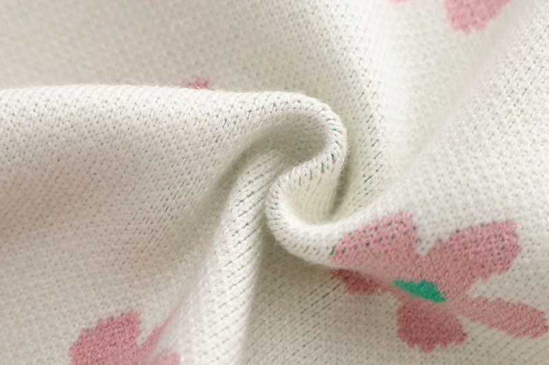 Flickset med stickad kofta och plisserad kjol_voghion.com