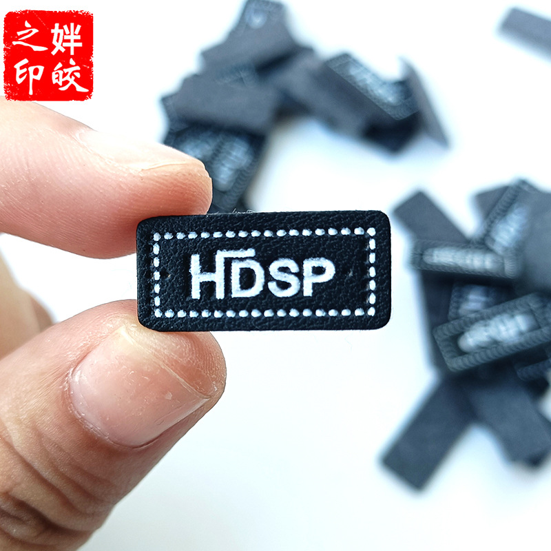 HSDP英文字母小皮标服装辅料饰品商标织唛睡萌娃头部皮质帽标批发