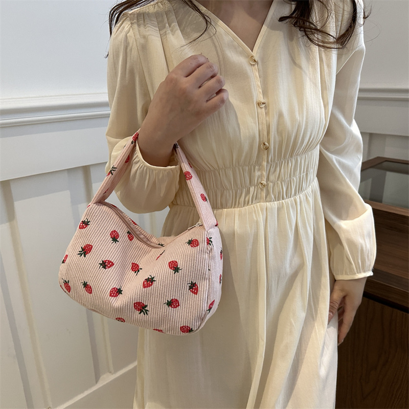 Moda coreana versátil impresión de tela de cordillera de fresa bolsas debajo del brazo 2024 verano nuevo pequeño bolso de viaje fresco