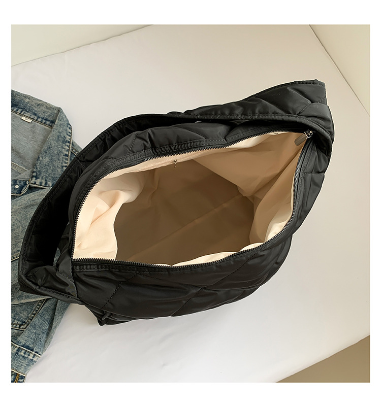 Women's Large Pu Leather Solid Color Lingge Streetwear Square Zipper Shoulder Bag display picture 31