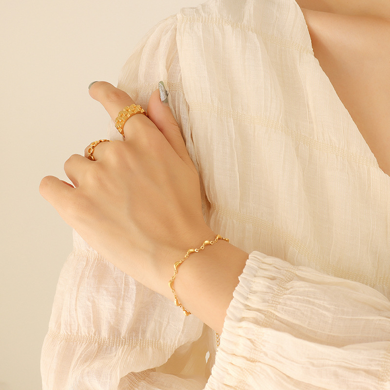 Conjunto de joyería transfronteriza chapada en oro, pequeño animal fresco y dulce europeo y americano, colgante de delfín, collar, material de acero de titanio