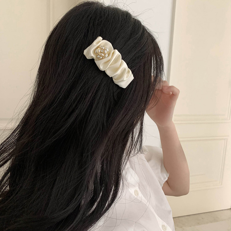 Chouchou en satin avec perles et pince à cheveux élégante_voghion.com
