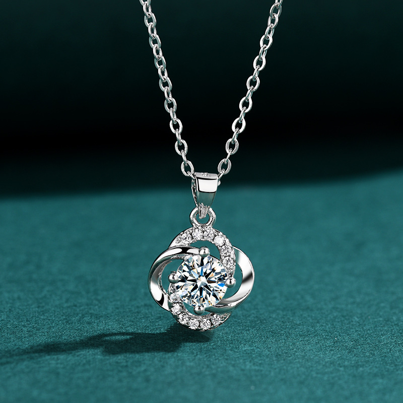 Funkelnde simulierte Moissanite-Kleeblatt-Halskette für Damen mit Schleifenanhänger, lichtechte Schlüsselbeinkette für das Leben_voghion.com