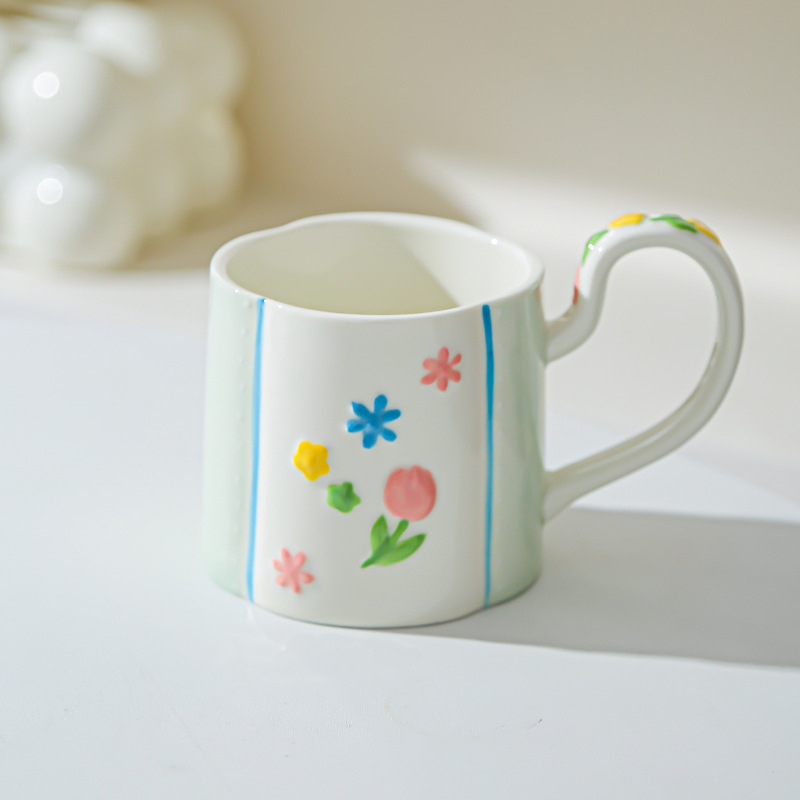Taza de flores de cerámica para el hogar, taza de mano femenina de alto valor, taza de desayuno, taza de leche de corazón de niña, taza de agua, color bajo vidriado