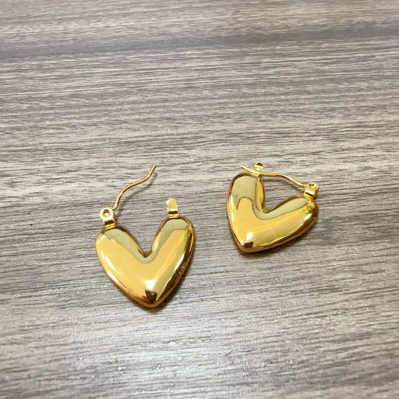 Europa y los Estados Unidos nuevo amor de tendencia universal perfiles de orejas femeninas de alto nivel retro estilo de puerto temperamento de acero inoxidable no se desvanece orejas