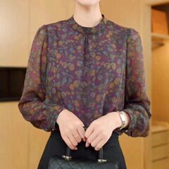 春秋の小花柄がおしゃれで、ゆったりとした着心地で、スリム効果も期待できる、フレンチスタイルのプルオーバートップス。爽やかで上品な雰囲気。