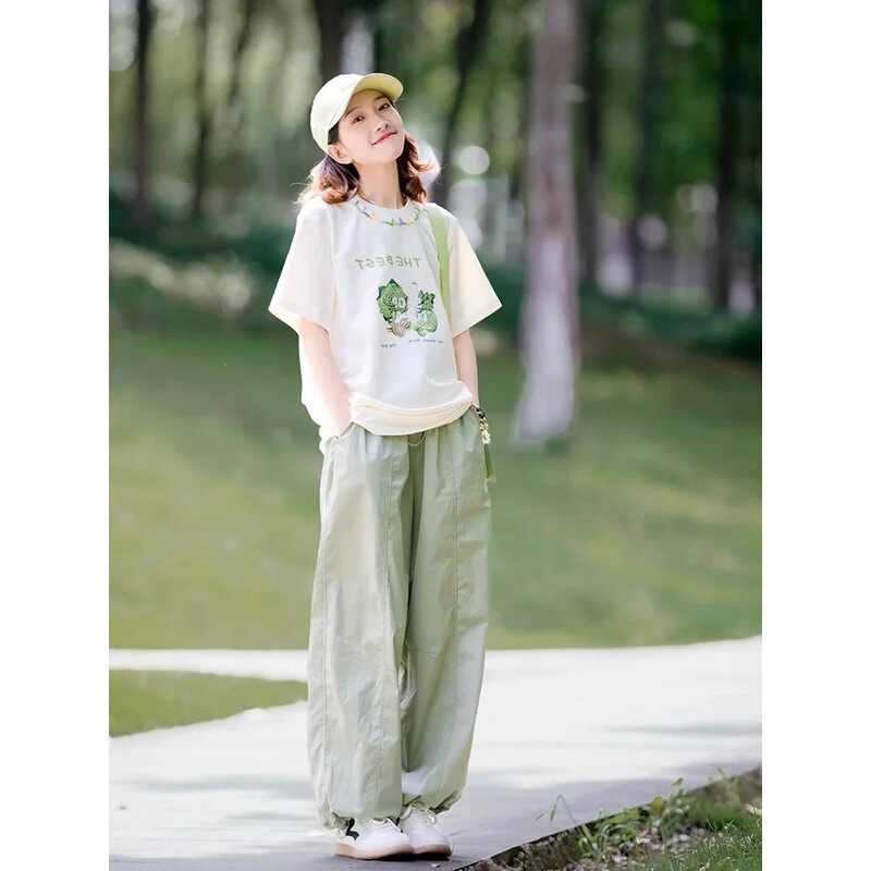 A Complete Set of Summer Outfits for a Youthful Look for Petite People, Dopamine Korean-Style White Shirt and Green Cargo Pants Set