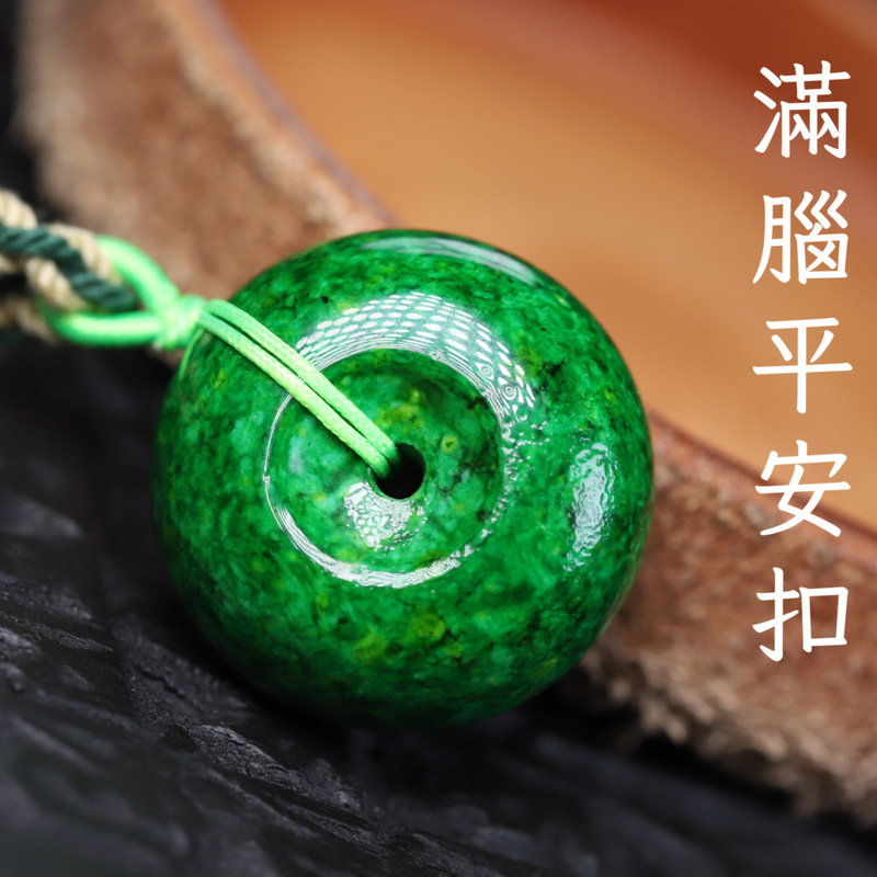 縮れた角をまねて頭をいっぱいにして無事にペンダントを掛けます。|undefined