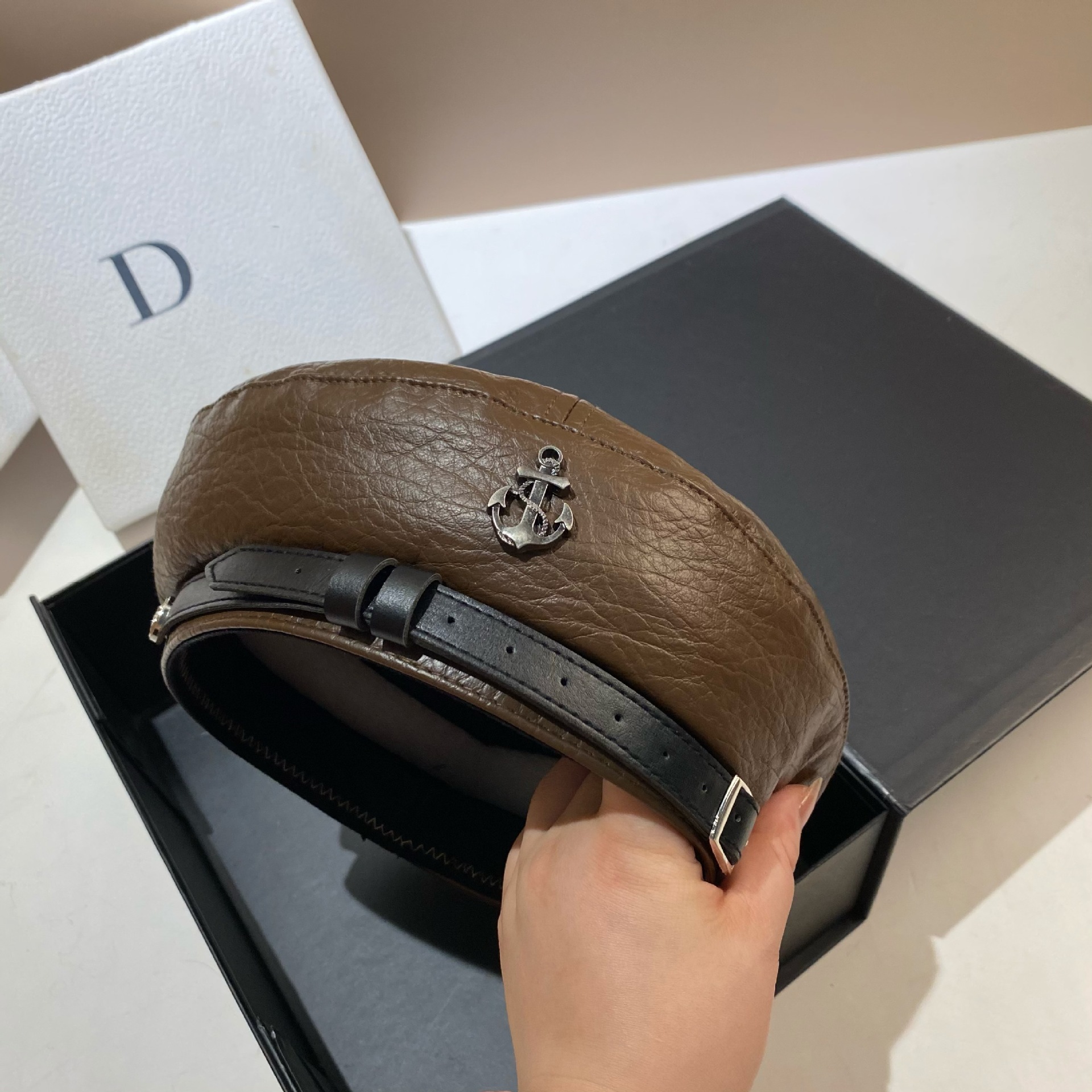 Cintura in stile britannico di alta qualità, berretto con ancora, primavera e autunno, personalità della moda, litchi, ptern, leher, pittore_voghion.com