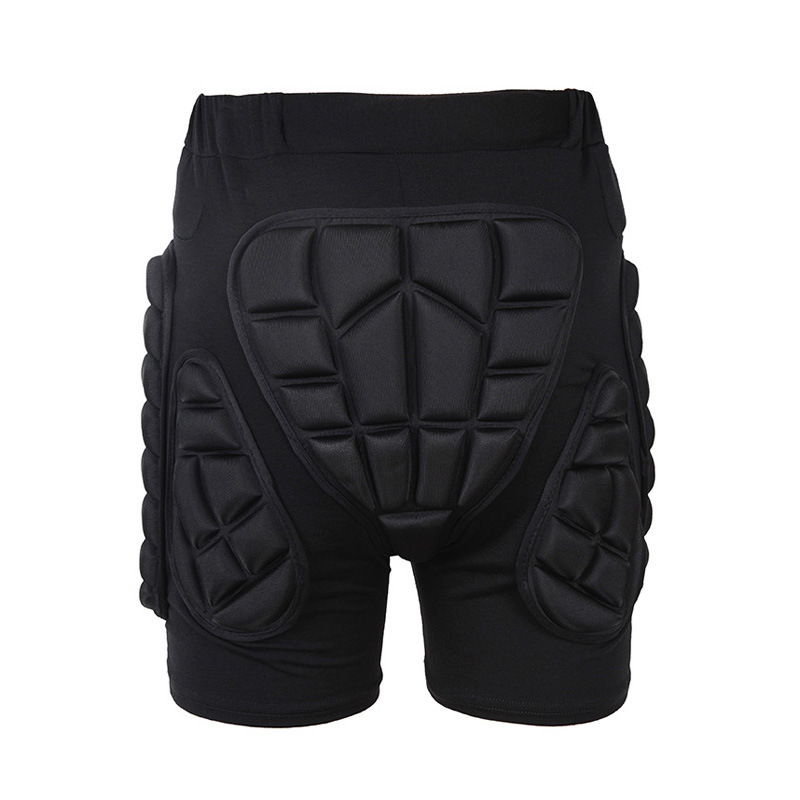 大人用ローラースケートでお尻を保護します。スケートボードでスケートします。